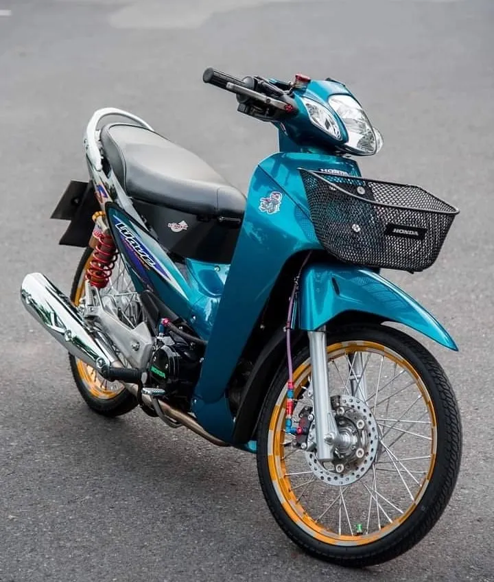 Mẫu xe Wave độ đẹp, tập trung vào sự cân đối giữa màu sắc thân xe và các phụ kiện kim loại.