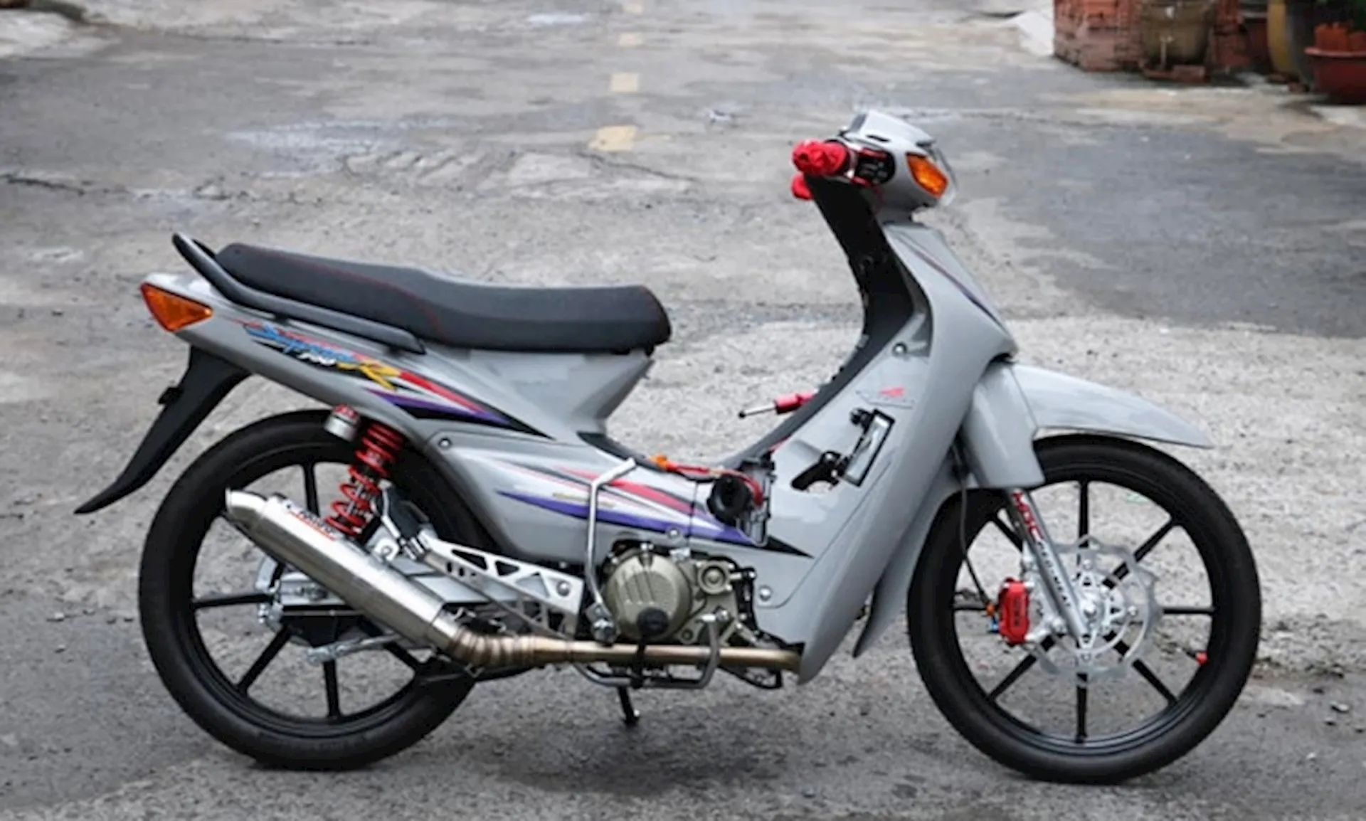 Ảnh xe Wave độ độc đáo với thiết kế hầm hố và phuộc sau kéo dài