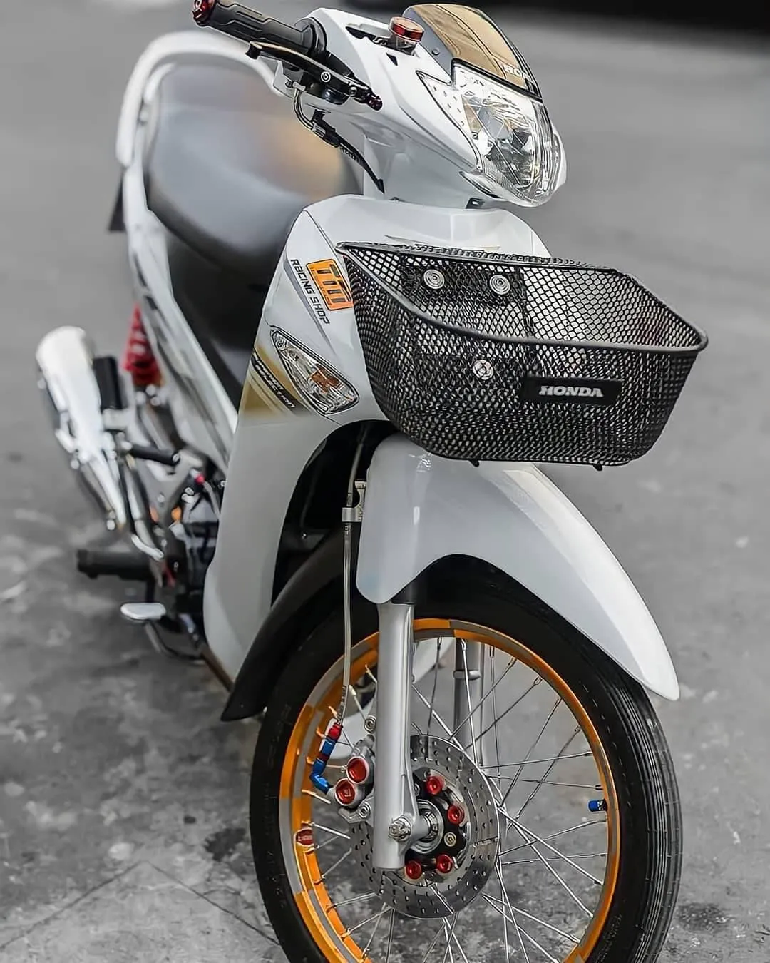 Một góc cận cảnh của Wave độ kiểng màu trắng với nhiều phụ kiện độc đáo