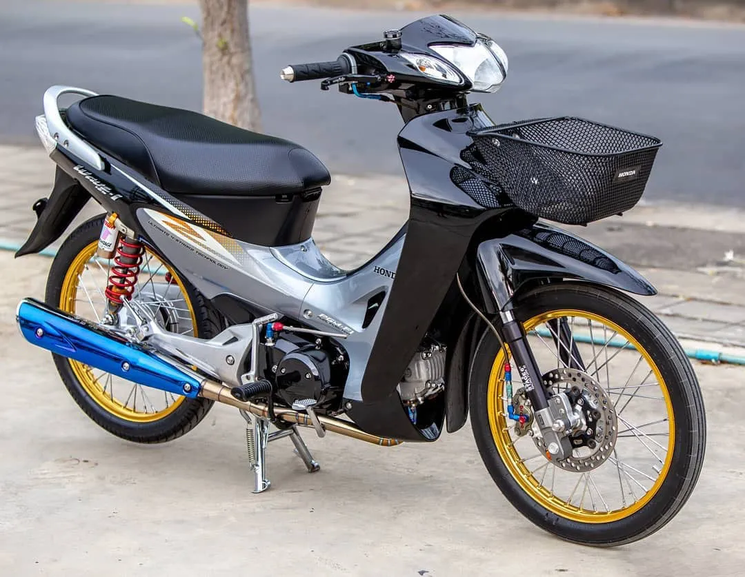 Chụp gần chi tiết ảnh Wave độ với bộ truyền động (nhông, sên, đĩa) được bảo dưỡng sạch sẽ, sáng bóng.