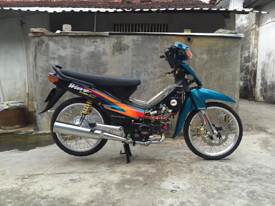 Ảnh xe Wave độ với dàn vỏ được sơn lại theo tông màu vàng cam, thể hiện phong cách năng động, trẻ trung.