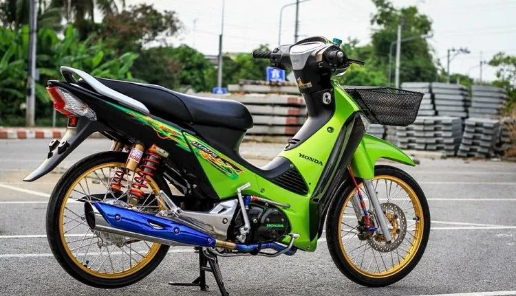 Xe Wave độ kiểng màu xanh lá, kết hợp với các phụ tùng độ chuyên nghiệp như phanh đĩa lớn và phuộc độ.