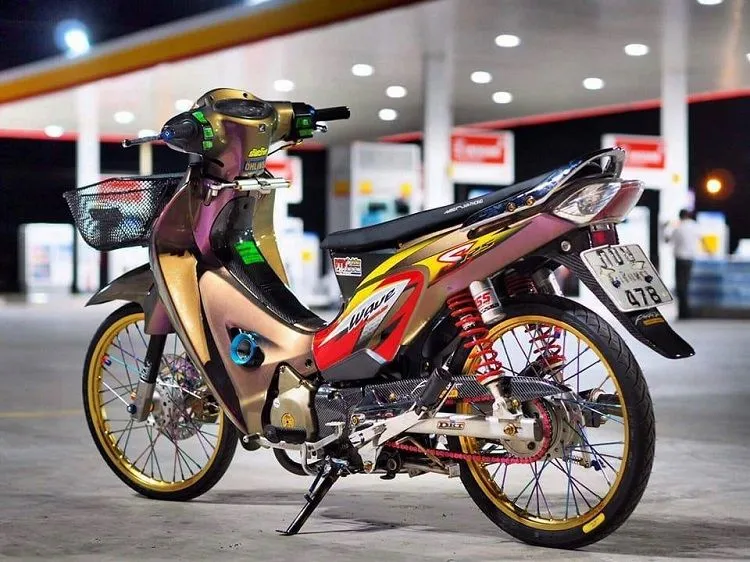 Một góc chụp chi tiết ảnh xe Wave độ với vành căm sáng bóng và lốp xe thể thao, tạo nên vẻ ngoài nhẹ nhàng, thanh thoát.