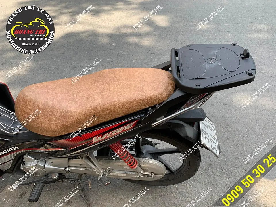 Có thể trang bị thêm thùng givi chính hãng cho xế cưng