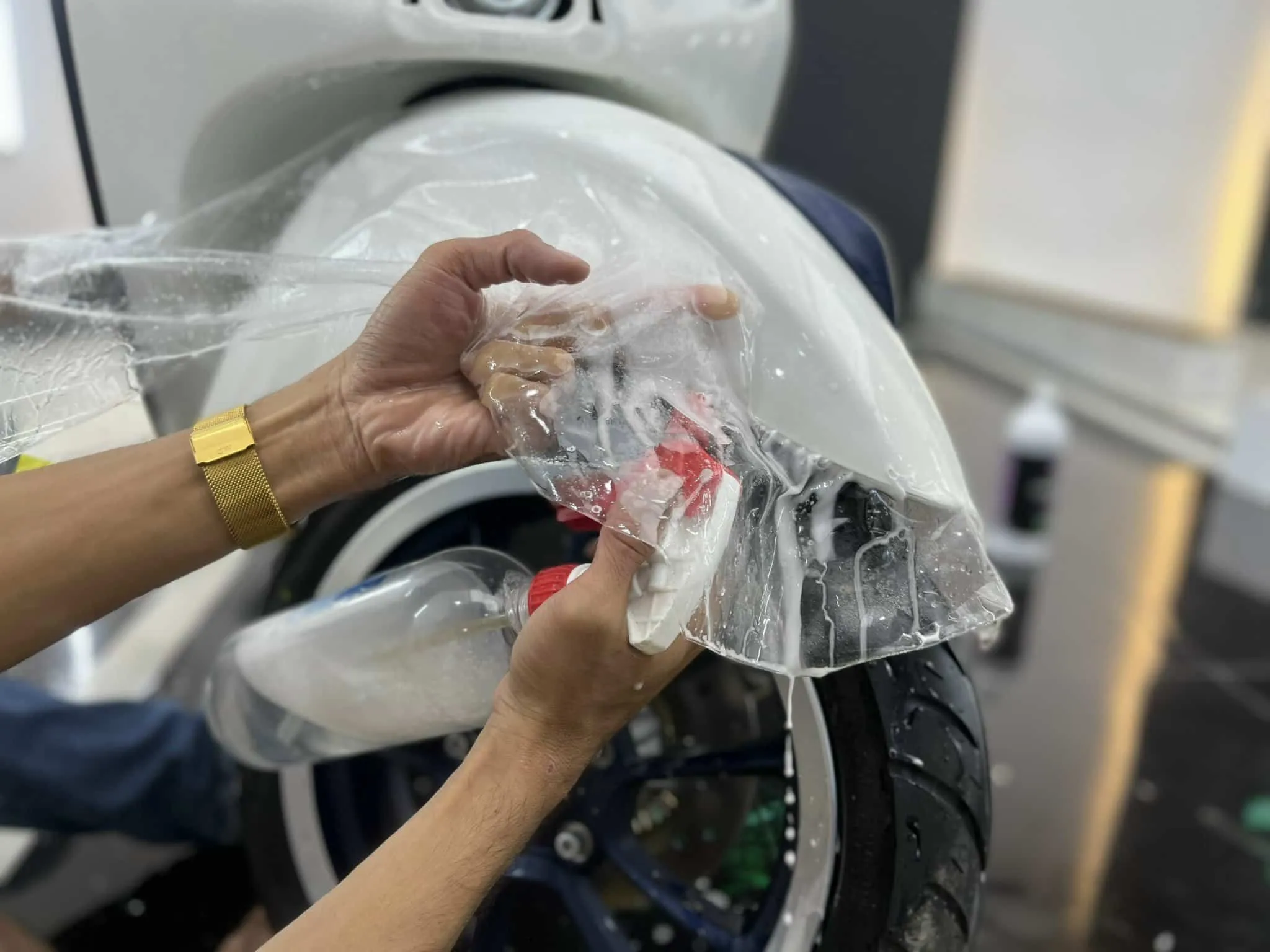 Phim PPF TPU không gây ố vàng hay nổi bọt khí như keo dán xe PVC truyền thống