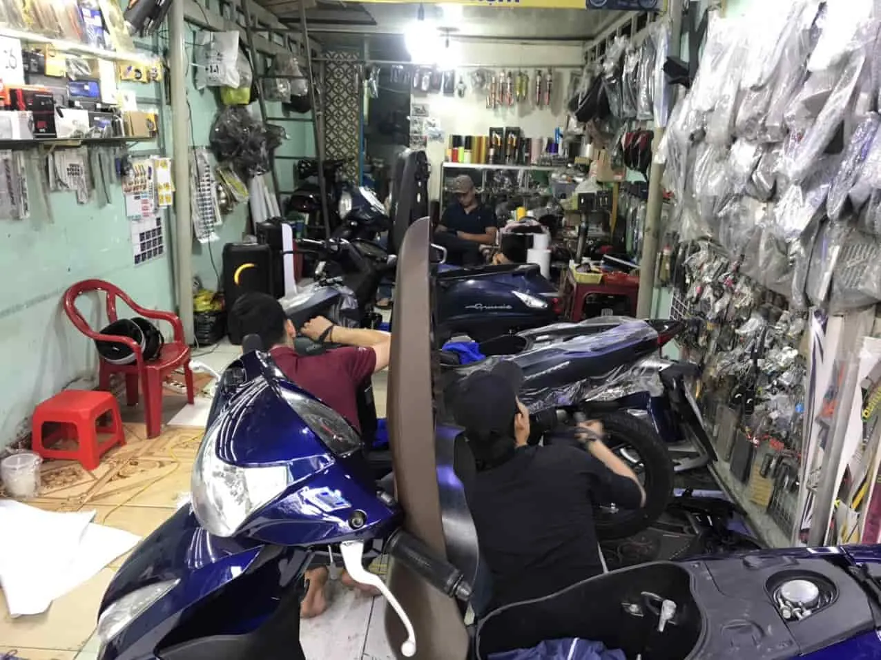 Cửa hàng dán keo xe máy truyền thống sử dụng vật liệu PVC chi phí thấp