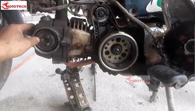 Thao tác tháo bánh nhông cam xe wave trên trục cam