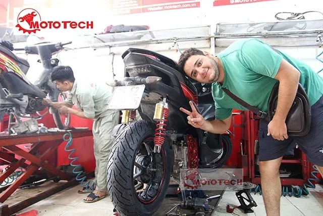 Kỹ thuật viên đang kiểm tra tổng thể xe tay ga Yamaha NVX sau khi hoàn thành bảo dưỡng