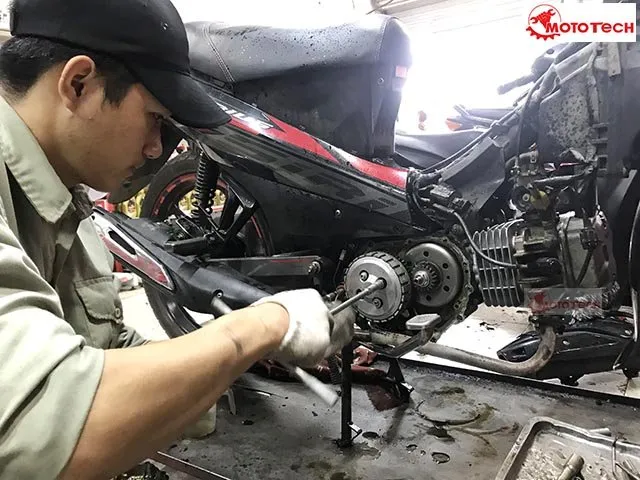 Thực hiện bảo dưỡng toàn bộ hệ thống côn và làm sạch buồng đốt cho xe Yamaha Sirius