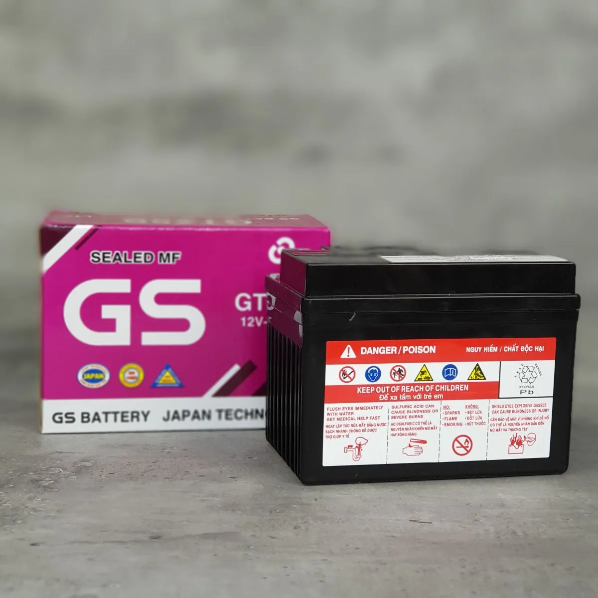 Thiết kế mặt trên và cọc bình của ắc quy xe Wave Alpha GS chính hãng