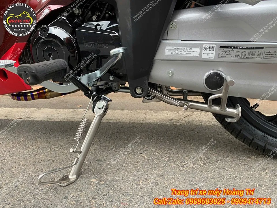 Tổng thể phía sau của xe Wave 125i được trang bị đồng bộ chân chống đứng inox