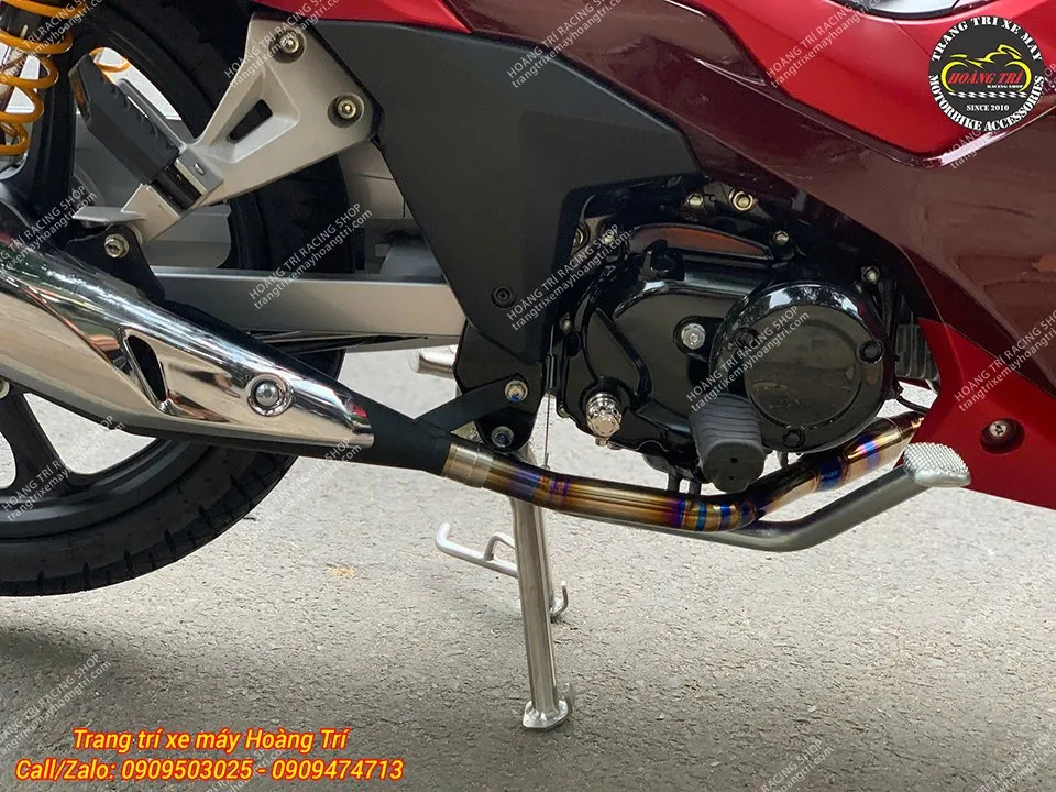 Khách hàng trang bị cổ pô titanium đa sắc kết hợp với chân chống inox trên xe Wave 125i