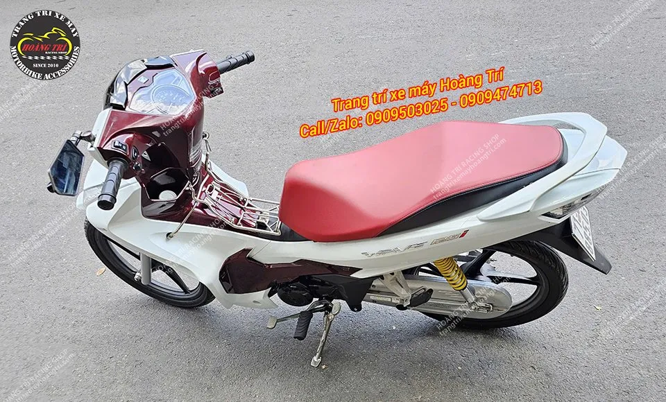 So sánh độ chắc chắn và màu sắc nổi bật của chân chống inox so với phụ kiện nguyên bản