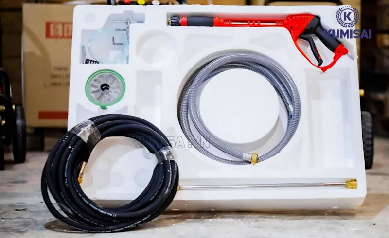 Bộ phụ kiện đầy đủ đi kèm máy rửa xe áp lực cao, bao gồm súng và béc phun