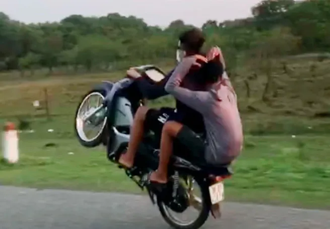 Hai người lái xe Wave Alpha đang cùng bốc đầu