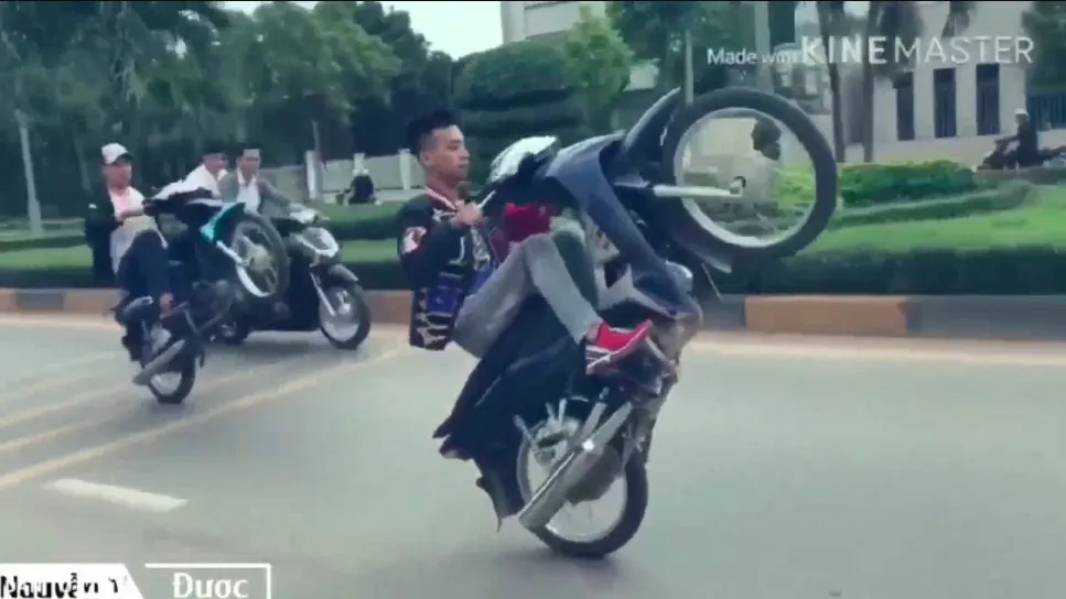 Bức ảnh thể hiện pha bốc đầu xe Wave Alpha đầy khói bụi, nhấn mạnh yếu tố tốc độ và sự liều lĩnh