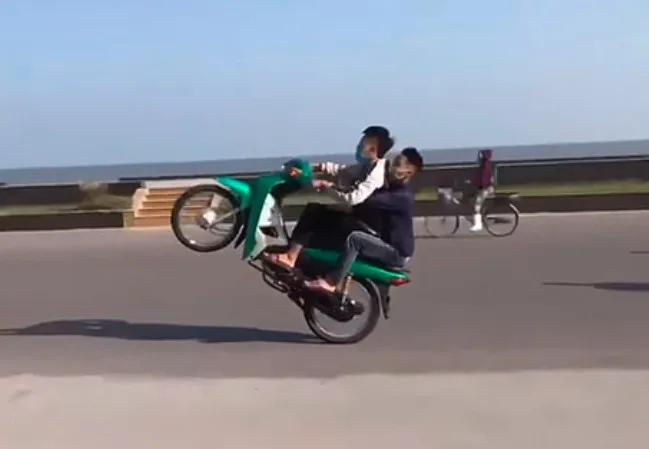 Bức ảnh bốc đầu xe Wave, thể hiện kỹ năng "đẳng cấp" trong môi trường không rõ ràng