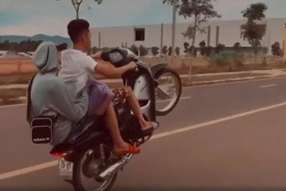 Hình ảnh chụp cận cảnh một pha bốc đầu xe Wave đẹp và đầy kỹ thuật