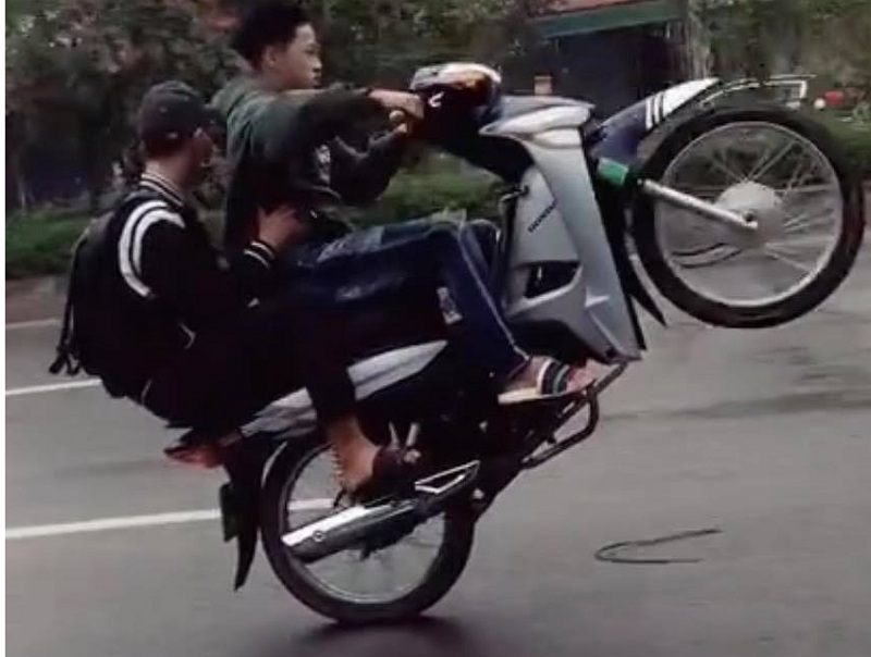 Bốc Đầu Xe Wave: Phân Tích Kỹ Thuật Lái Xe Số Một Bánh Và Các Quy Tắc An Toàn Tuyệt Đối