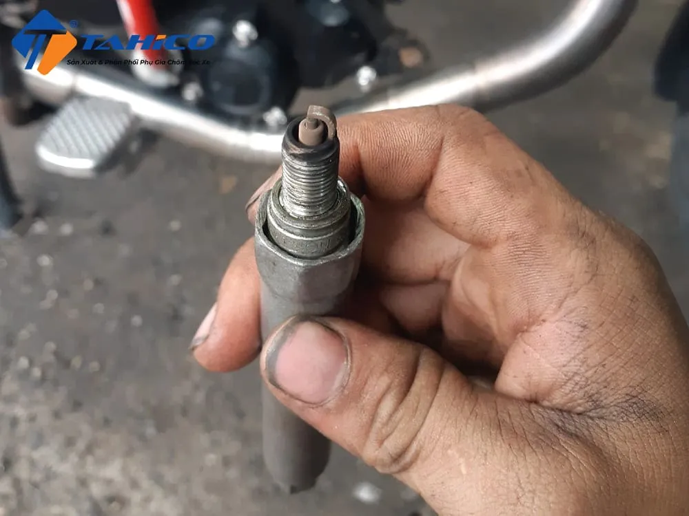 Bugi xe Wave bị bám muội than đen, giảm hiệu suất đánh lửa và gây lỗi hụt ga