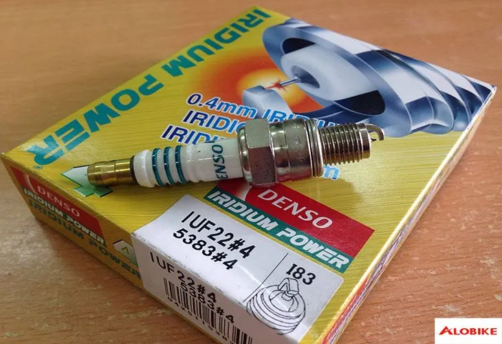 Bugi độ xe máy với đầu điện cực nhỏ, giúp cải thiện khả năng đánh lửa và tối ưu hóa hiệu suất động cơ