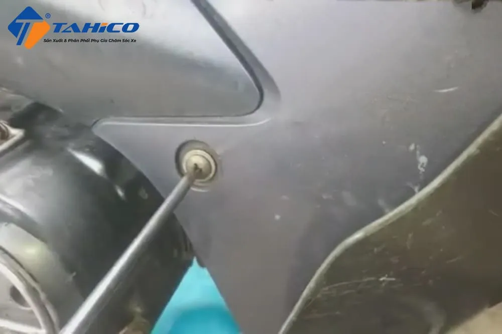 Tháo ốc yếm xe Wave để tiếp cận khu vực bugi và động cơ