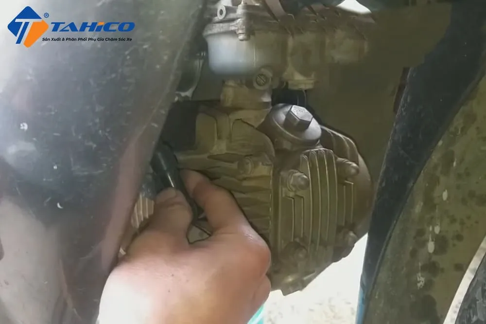 Kéo nhẹ dây cao áp và chụp cao su ra khỏi bugi xe Wave