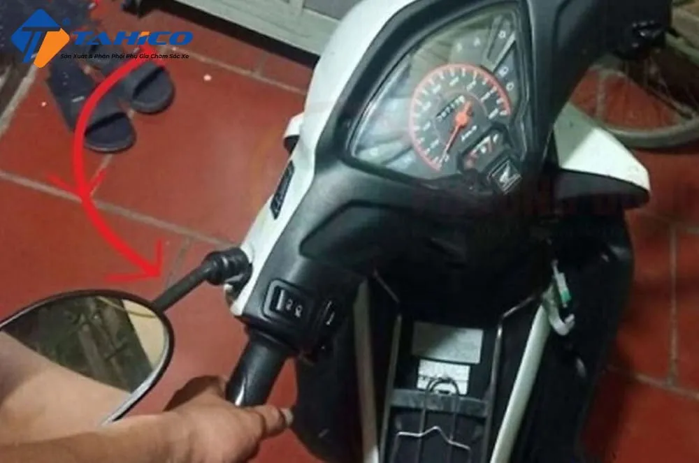 Các bước khóa cổ xe máy Wave đúng kỹ thuật, bao gồm việc xoay tay lái sang trái và vặn chìa khóa đến vị trí LOCK