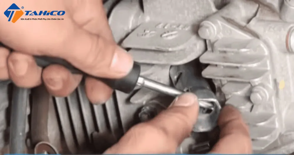 Dùng dụng cụ chuyên dụng (tròng 17) để tháo bugi xe Wave theo chiều ngược kim đồng hồ