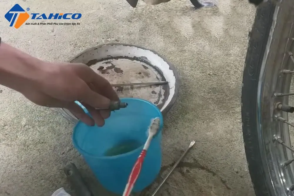 Kiểm tra bugi bị đen hoặc hư hỏng sau khi tháo rời