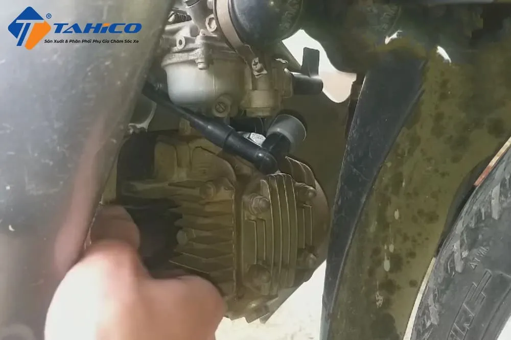 Lắp bugi mới vào động cơ và siết chặt theo chiều kim đồng hồ