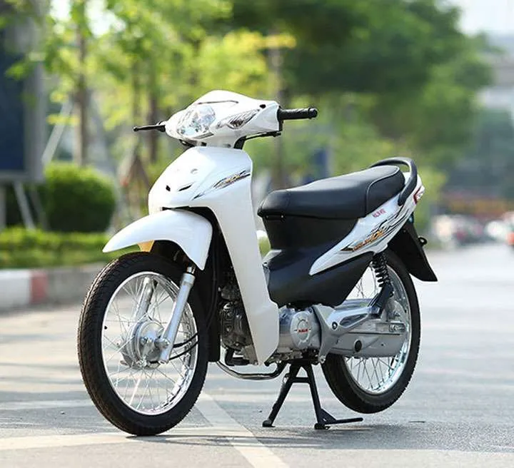 Khách hàng đang được tư vấn chi tiết về các chương trình khuyến mãi và ưu đãi khi mua xe Sirius 50cc