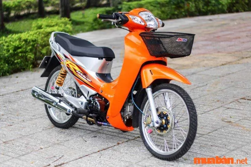 Honda Wave Alpha 110cc 2020 phiên bản màu cam nổi bật, thể hiện phong cách năng động.