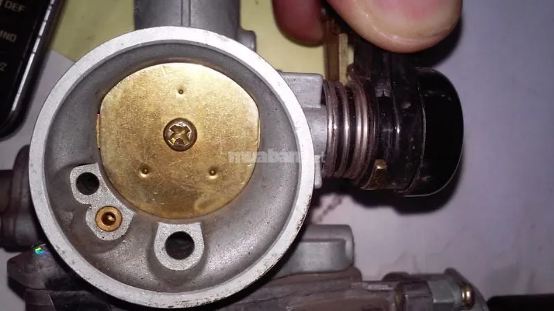 Tầm quan trọng của cần gạt gió trong việc làm giàu hỗn hợp nhiên liệu khi khởi động xe lạnh