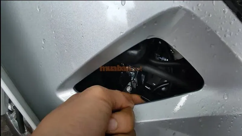 Thao tác đúng cách để mở và đóng cần gạt gió xe máy khi khởi động vào mùa đông