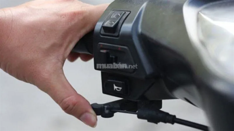 Lưu ý quan trọng khi sử dụng cần gạt gió để tránh sặc xăng hoặc cháy hụt bugi xe máy