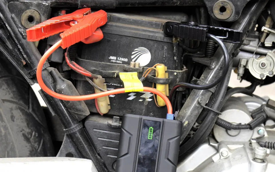 cách kích bình xe máy an toàn bằng dây câu bình và ắc quy dự phòng