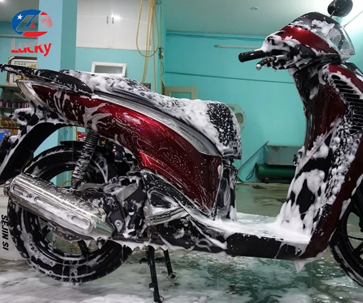 Rửa xe máy bằng vòi phun áp lực cao trước khi thực hiện các bước làm bóng chi tiết