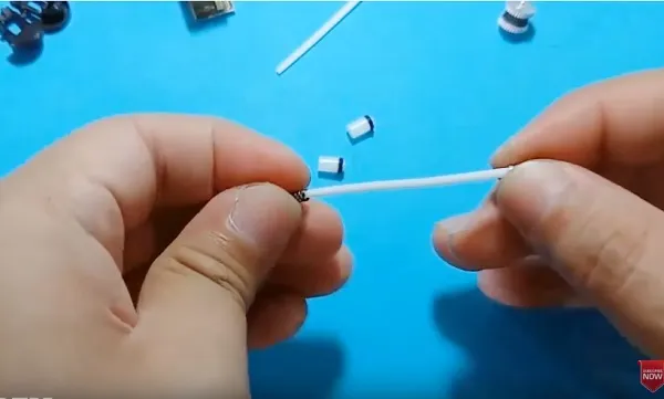 Dán cố định các chi tiết bật lửa để tạo thành khung sườn và thân xe máy đồ chơi kim loại.