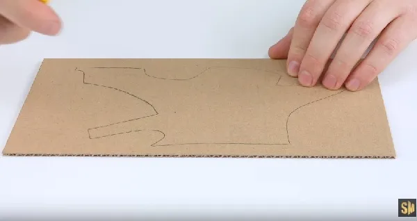 Khung xe máy đồ chơi cơ bản được phác thảo trên tấm bìa cứng để chuẩn bị cắt.