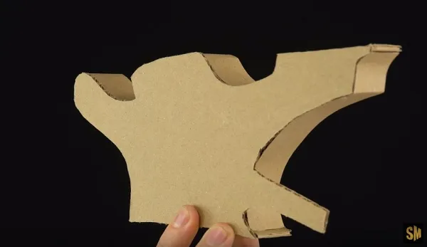 Kỹ thuật dán viền bìa cứng cố định để tạo hình khối 3D cho thân xe máy đồ chơi.