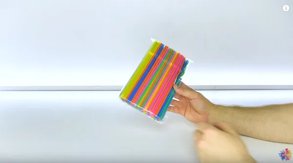 Cắt và phân loại ống hút nhựa theo kích cỡ để làm các bộ phận khung xe máy đồ chơi.