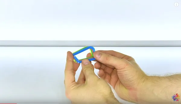 Uốn cong các đoạn ống hút để tạo hình bình xăng, là phần giữa của thân xe mô hình.