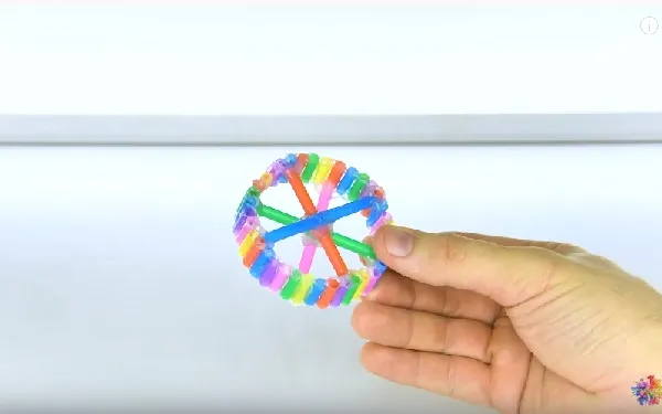 Kỹ thuật xoắn và dán ống hút tạo thành hình bánh xe chắc chắn cho mô hình DIY.