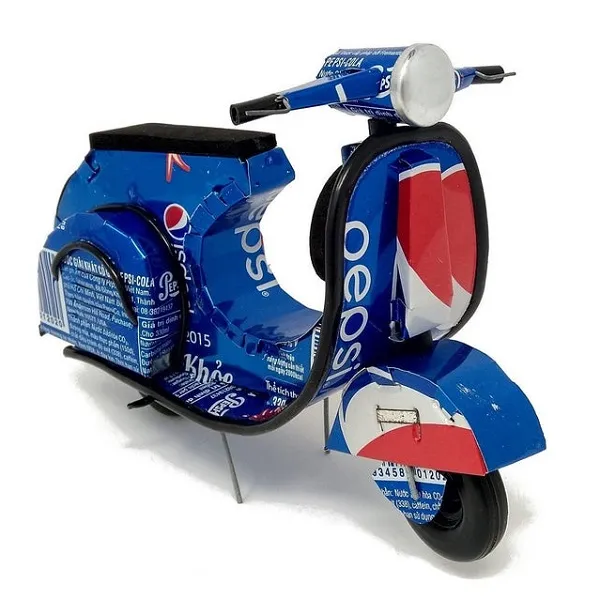 Phun sơn màu và gắn decal, hoàn thiện sản phẩm xe máy đồ chơi tự làm từ vật liệu tái chế.