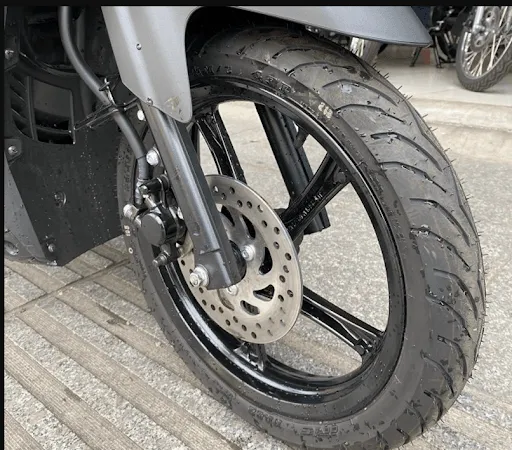 Phân tích tác động tiêu cực khi lắp ngược lốp xe máy làm giảm độ bám đường