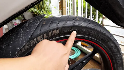 Các ký hiệu và thông số kỹ thuật cần kiểm tra trên lốp xe máy trước khi lắp