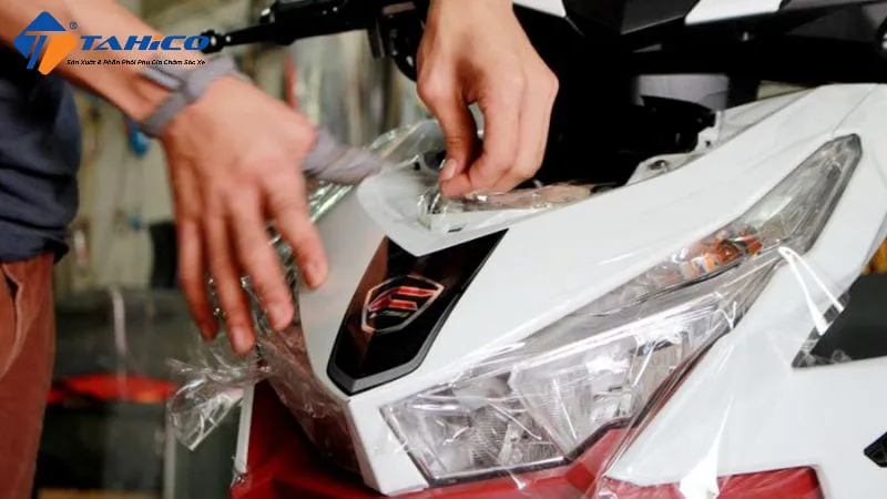 Các phương pháp bảo vệ bề mặt sơn xe máy khỏi trầy xước như dán decal chống xước