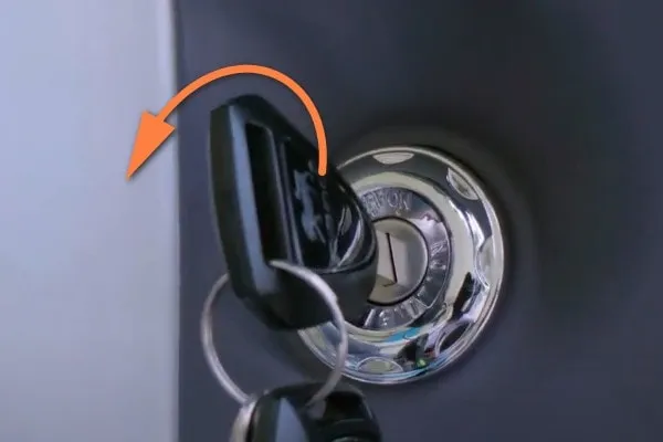 Thợ sửa khóa đang kiểm tra hệ thống ổ khóa cốp xe Wave bị kẹt do rỉ sét hoặc xuống cấp