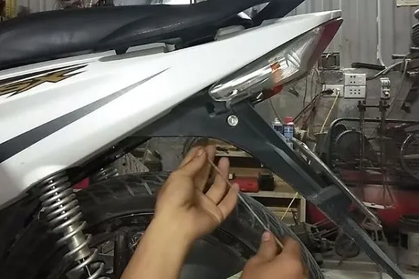 Dụng cụ tự chế hỗ trợ mở cốp xe Wave khi mất chìa khóa, lưu ý không làm hỏng cơ cấu khóa